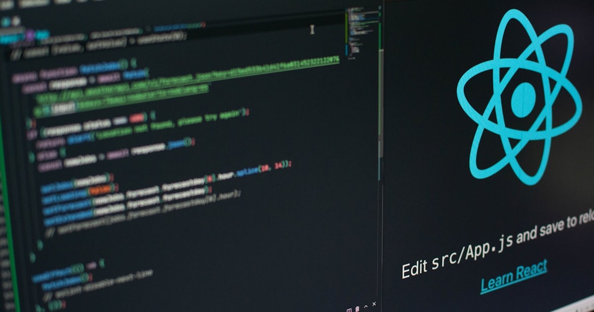 Code editor menampilkan kode React JavaScript